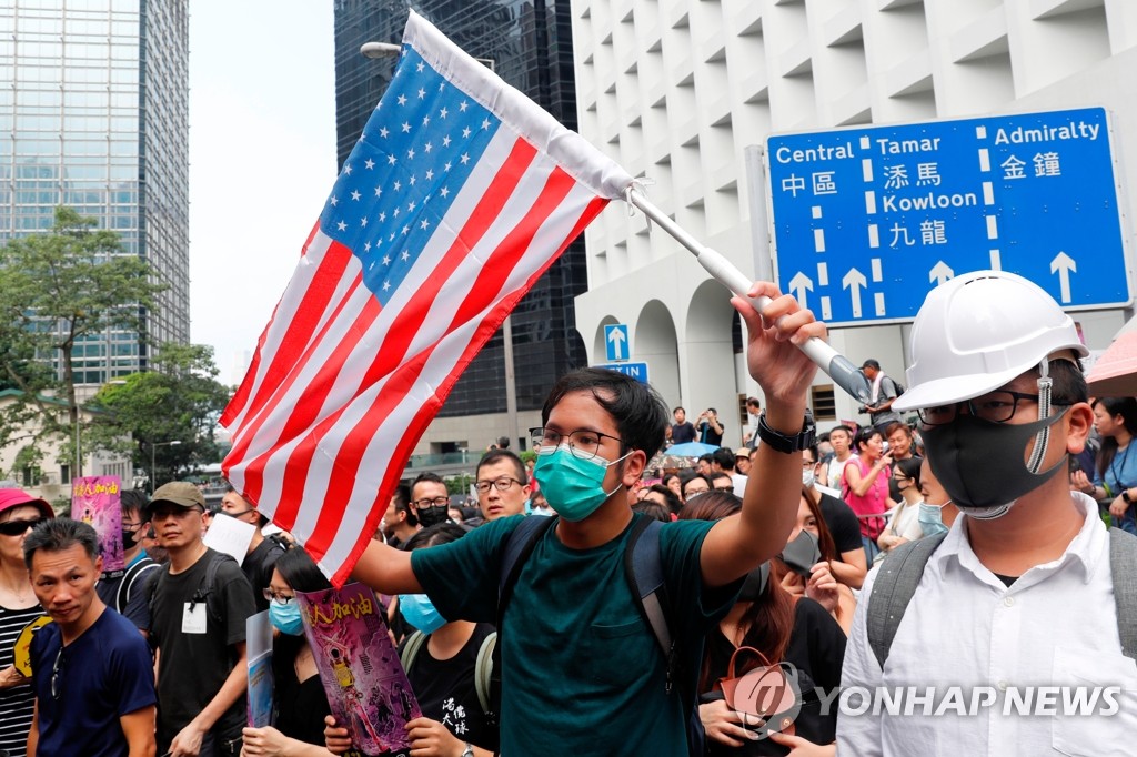 '홍콩 인권법안' 통과 촉구하는 홍콩 시위대