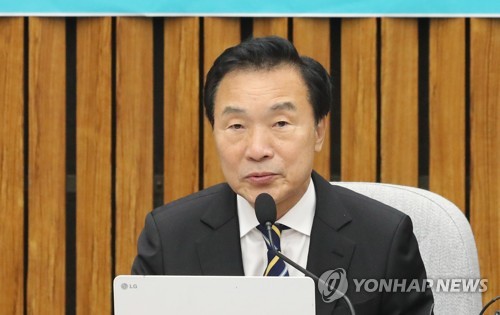 확대간부회의에서 발언하는 손학규