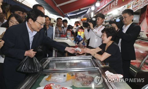 전통시장 방문한 이해찬 대표