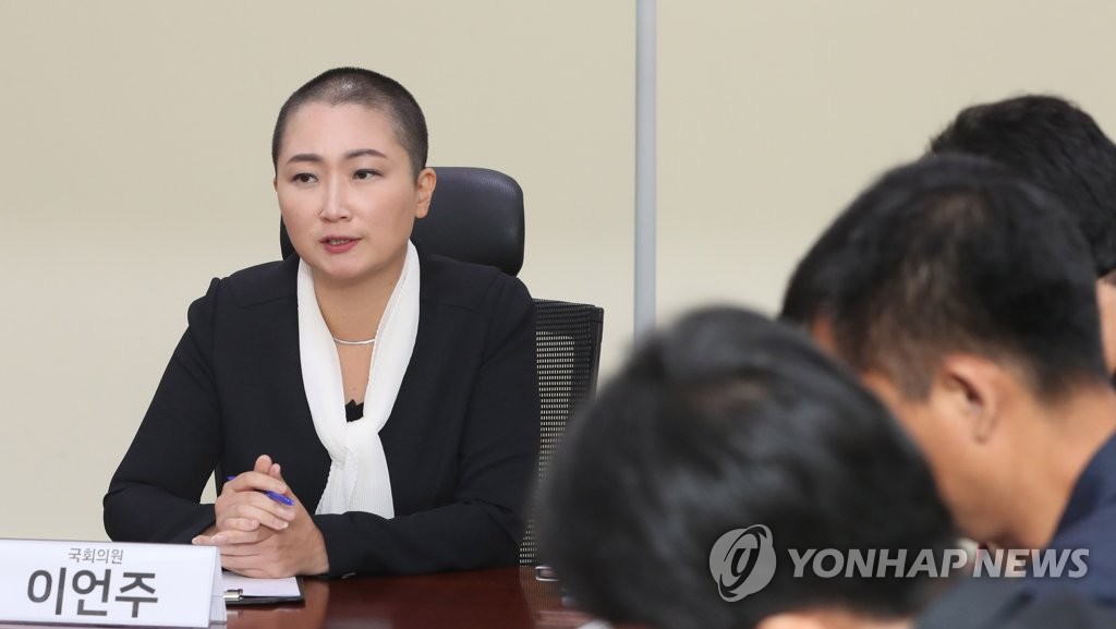 탈북모자 아사사건 관련기관 간담회에서 발언하는 이언주