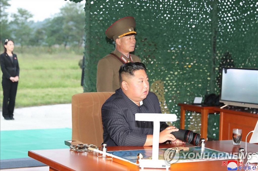 Kim Jong-un dirige los ensayos de un lanzacohetes múltiple de calibre supergrande Kim Jong-un dirige los ensayos de un lanzacohetes múltiple de calibre supergrande