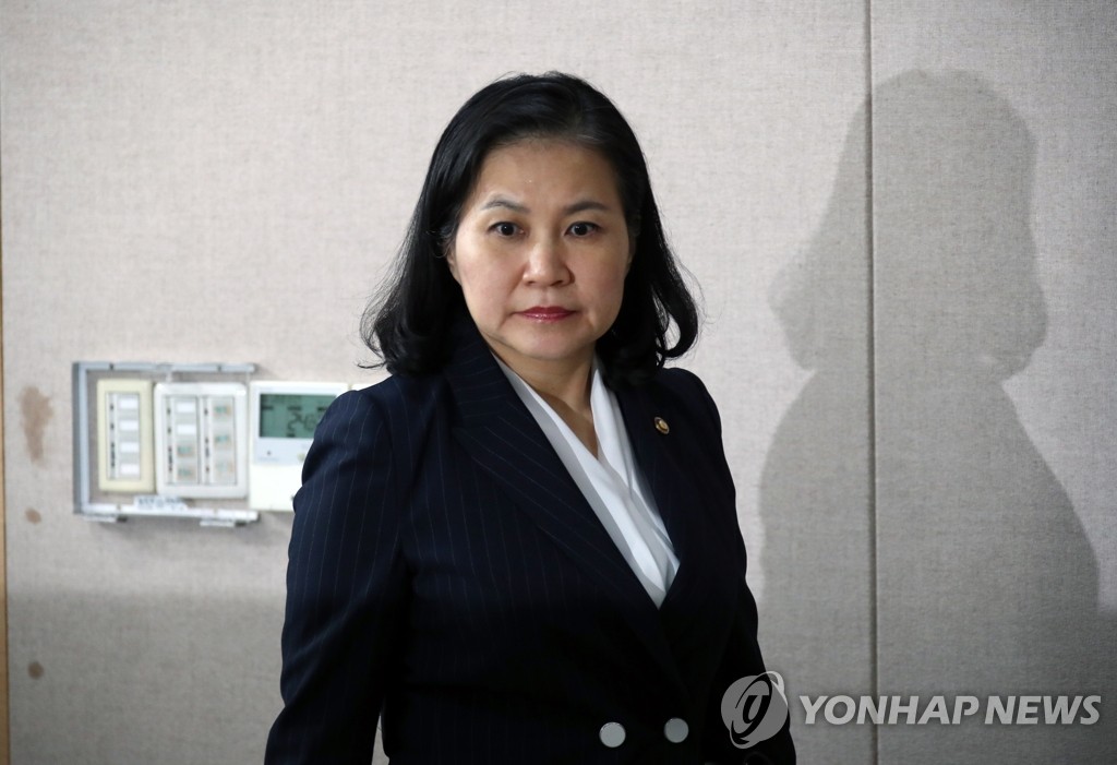 브리핑실 입장하는 유명희