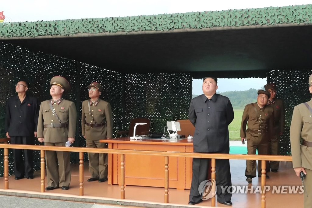 북한, 다시 초대형 방사포 시험사격…김정은 지도