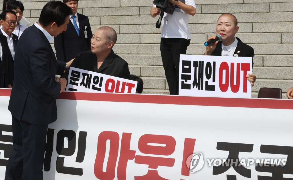 김성태 의원 격려 받는 김숙향 당협위원장