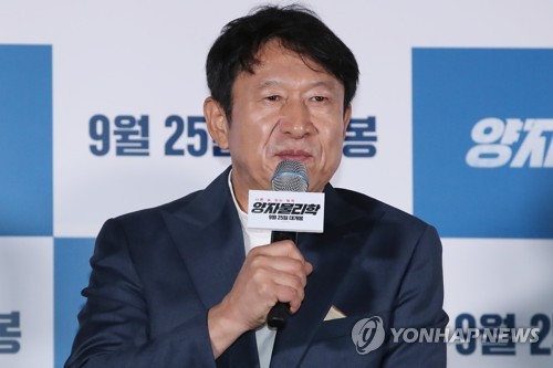 배우 김응수가 11일 오후 서울 용산구 CGV용산아이파크몰점에서 열린 영화 '양자물리학' 언론 시사회에서 인사말을 하고 있다 / 연합뉴스