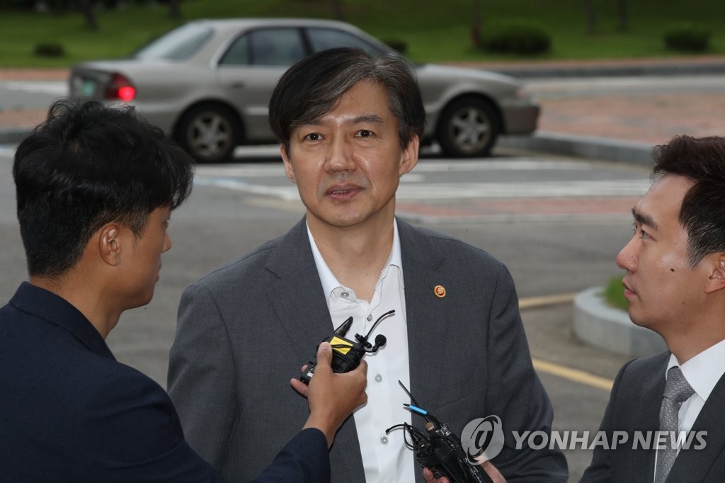취재진 질문받는 조국 법무부 장관