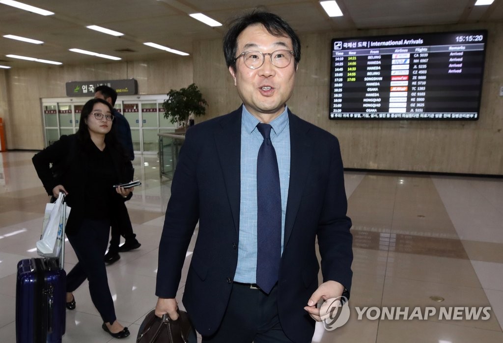 밝은 표정으로 귀국한 이도훈