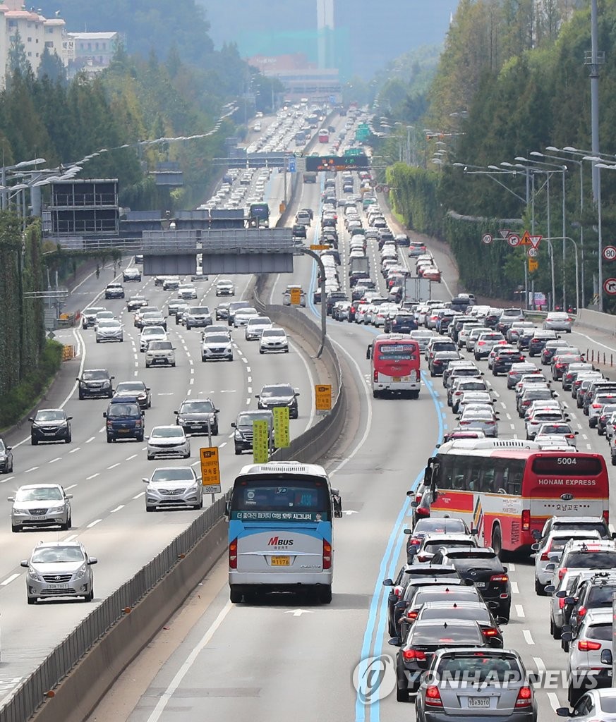 Traffic jams build up on highway on last day of Chuseok Traffic jams build up on highway on last day of Chuseok