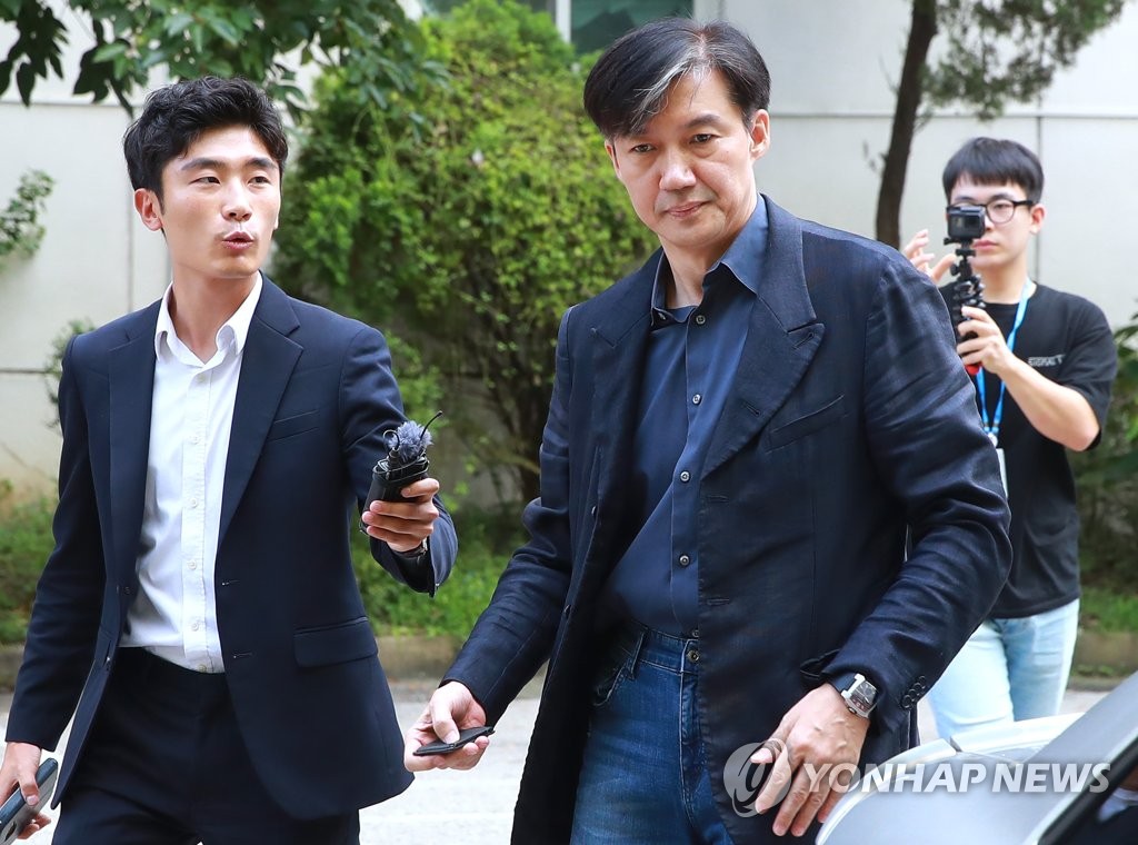 취재진 질문 받는 조국 법무장관