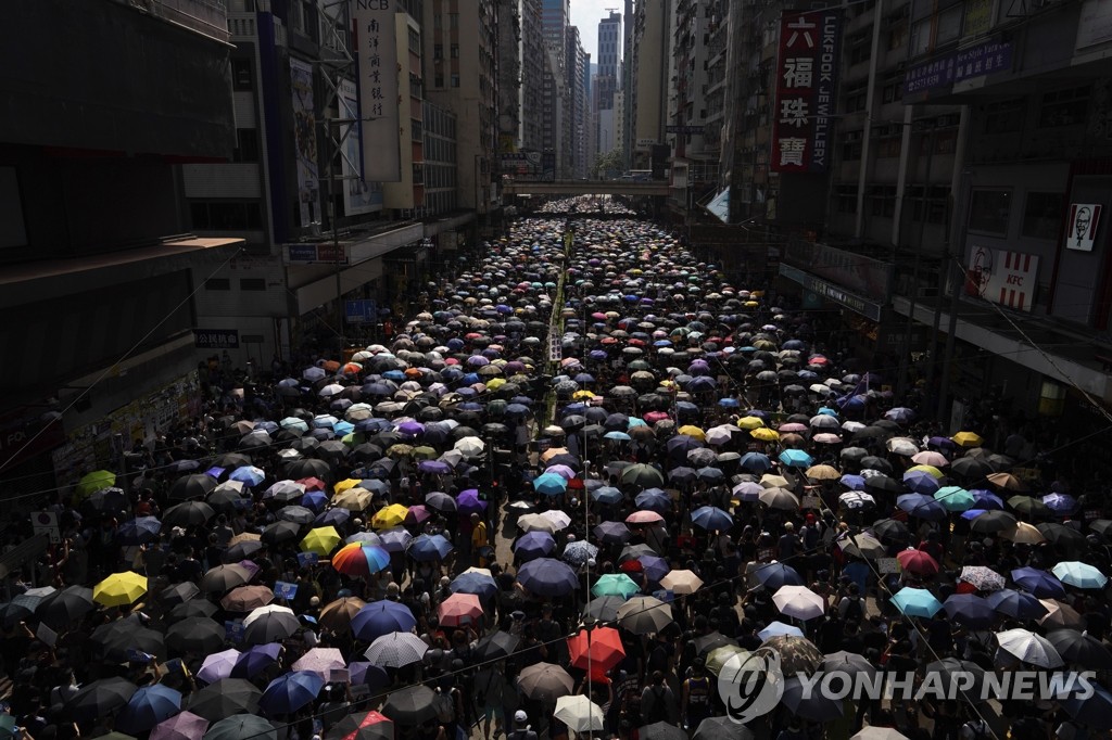 우산 쓰고 도심 행진하는 홍콩 시위대