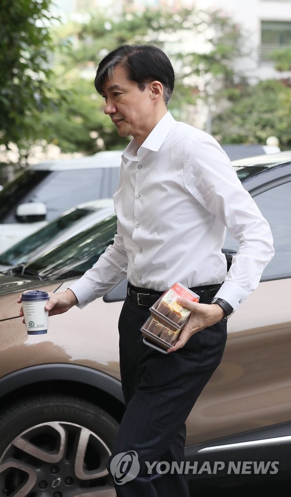 자택 들어서는 조국 장관
