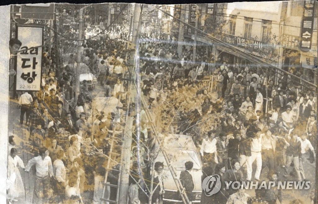 40년 전 부마항쟁 부산 광복동 시위 사진 첫 공개