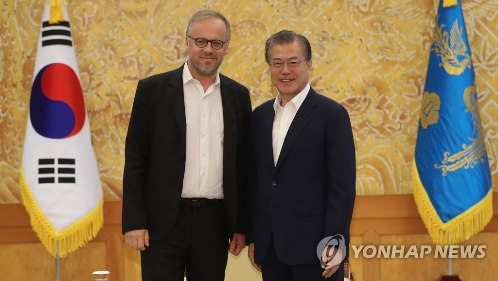Moon y el jefe de Reporteros Sin Fronteras Moon y el jefe de Reporteros Sin Fronteras
