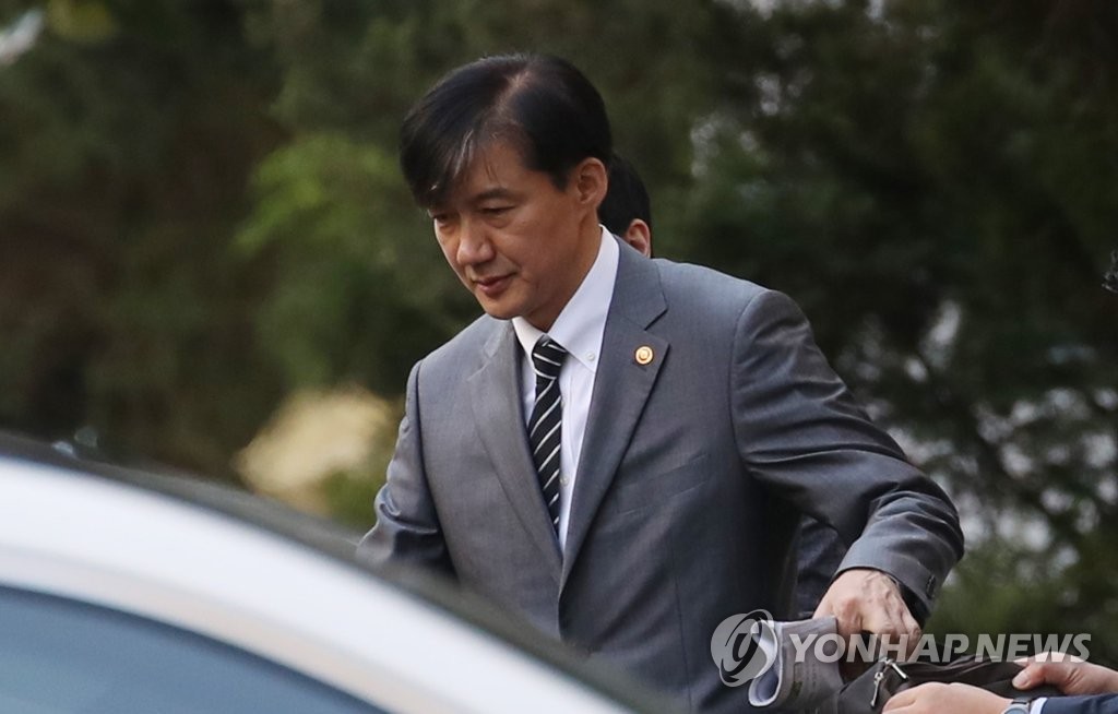 집에서 나오는 조국 법무부 장관