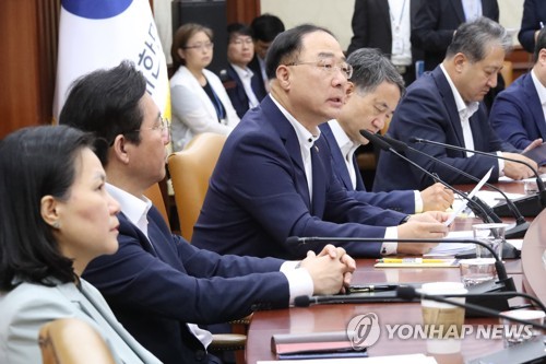 대외경제장관회의서 발언하는 홍남기 부총리