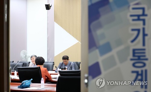 자료 확인하는 경제통계분과위원회 참석자