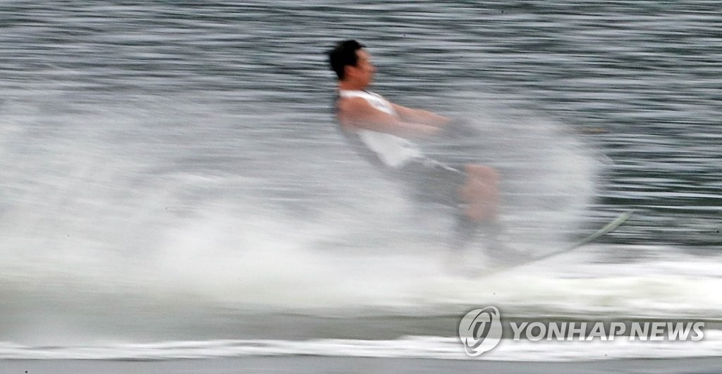 물 위를 달리는 스키