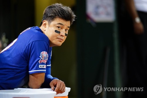 더그아웃에서 경기 지켜보는 추신수
