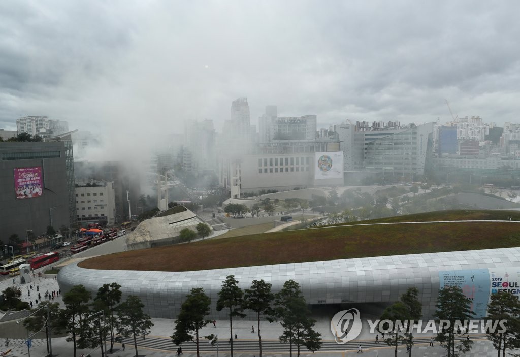 화재 연기로 뒤덮인 동대문 일대