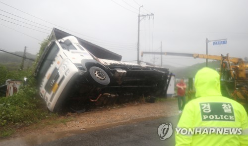 태풍 위력에 넘어진 화물차