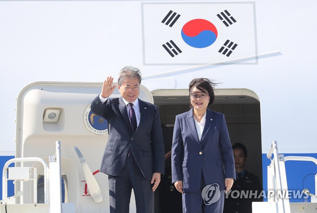 El 22 de septiembre de 2019 (hora local), el presidente surcoreano, Moon Jae-in (izda.), y la primera dama, Kim Jung-sook, llegan al Aeropuerto Internacional John F. Kennedy, en Nueva York, para asistir a la Asamblea General de las Naciones Unidas y sostener una cumbre con el presidente estadounidense, Donald Trump.