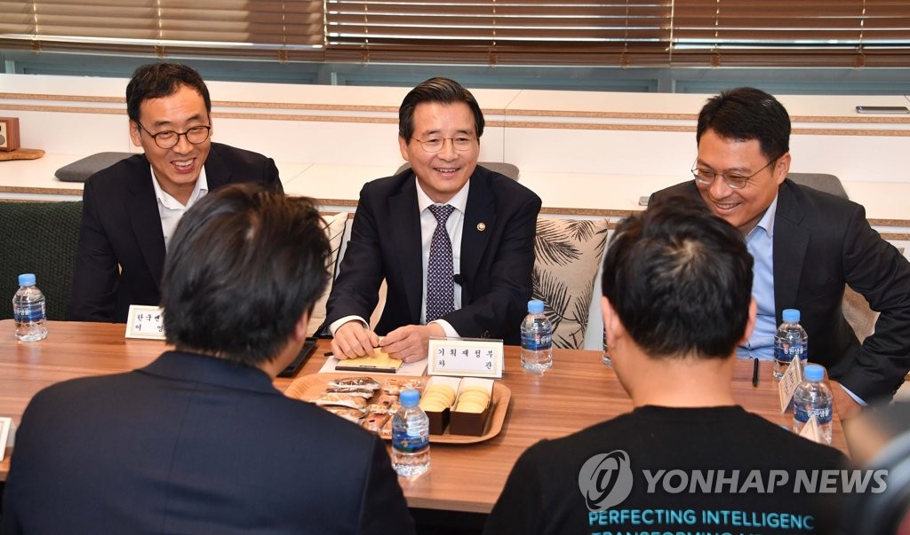 Vice Finance Minister Kim Yong-beom (C) speaks with officials of local healthcare startup Lunit during his visit to the company's headquarters in southern Seoul on Sept. 24, 2019, in this photo provided by the ministry. (PHOTO NOT FOR SALE) (Yonhap)
