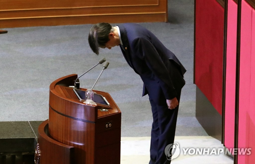 신임 국무위원 인사하는 조국