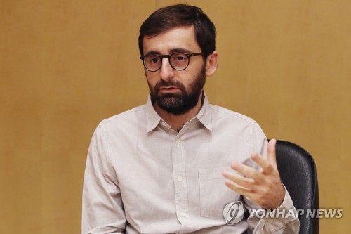 인터뷰 하는 크리스티안 이아이오네