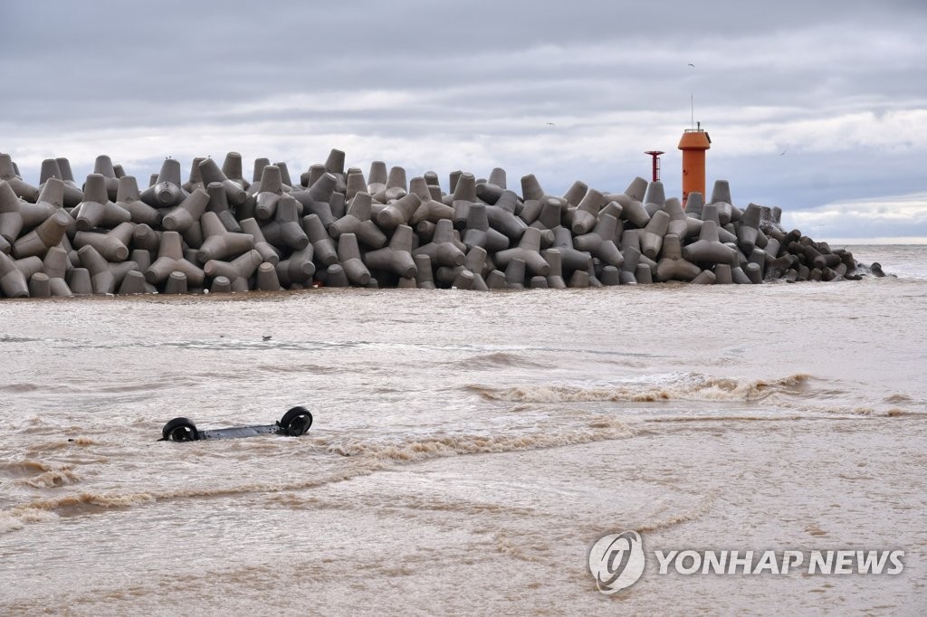 폭우에 바다로 떠내려간 승용차