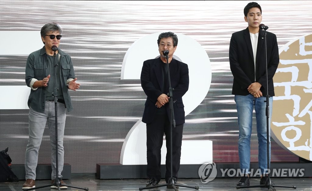 무대인사하는 '강변호텔' 출연진