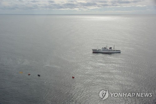 北선원 구조작업 벌이는 日수산청 소속 선박