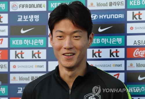 인터뷰 하는 황의조