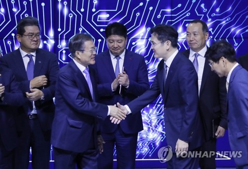 악수하는 문 대통령과 이재용 삼성 부회장