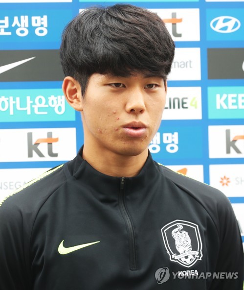 인터뷰하는 맹성웅