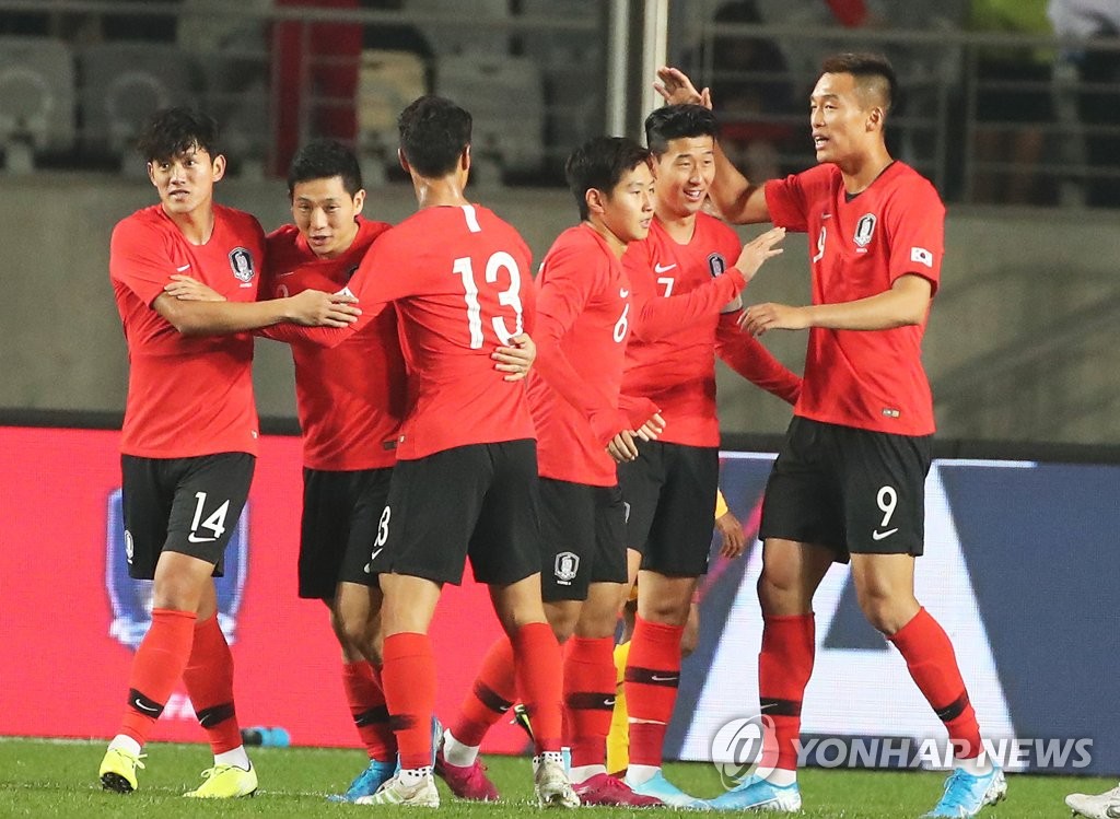 先制ゴールを決めた孫（右から２人目）とともに喜ぶ韓国の選手たち＝１０日、華城（聯合ニュース）