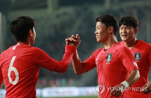 헤딩골 넣은 황희찬