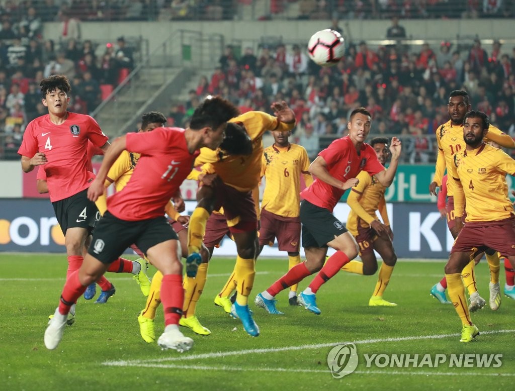 헤딩골 넣는 황희찬