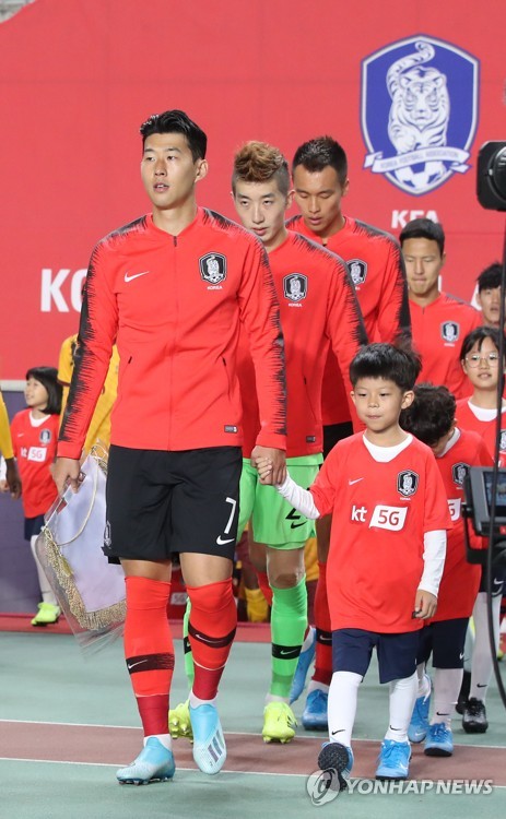 입장하는 대한민국 축구 국가대표들
