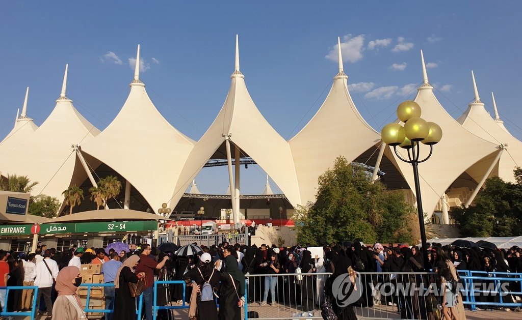 아바야 입은 사우디아라비아 아미