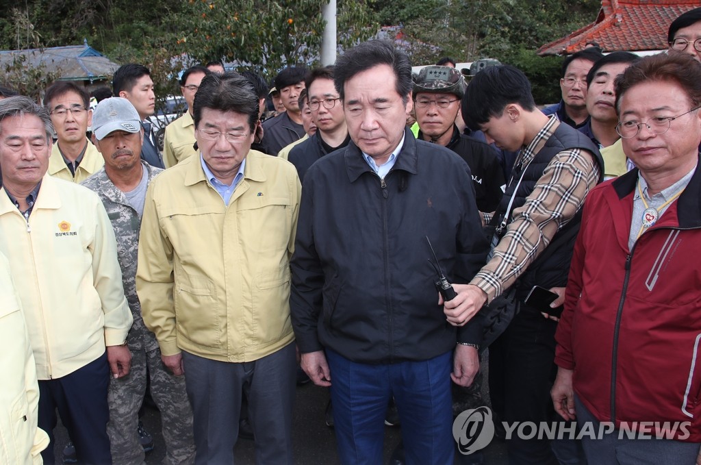 Prime minister visits typhoon-hit town Prime minister visits typhoon-hit town