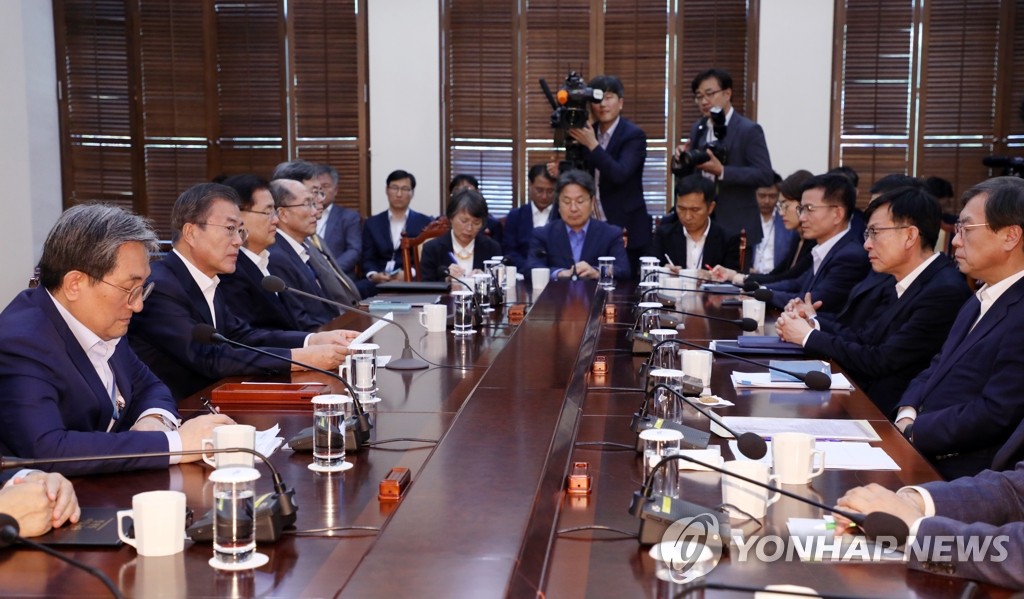 수보회의 주재하는 문 대통령