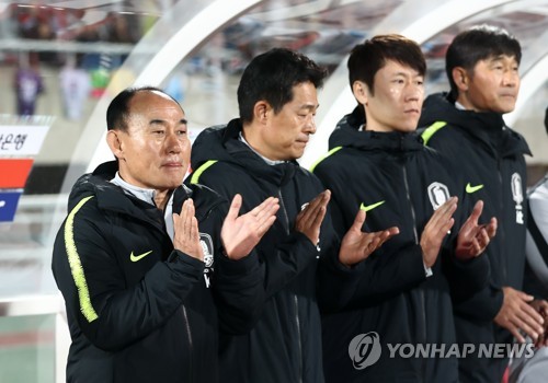 U-22 축구대표팀 김학범(맨왼쪽) 감독과 코칭스태프