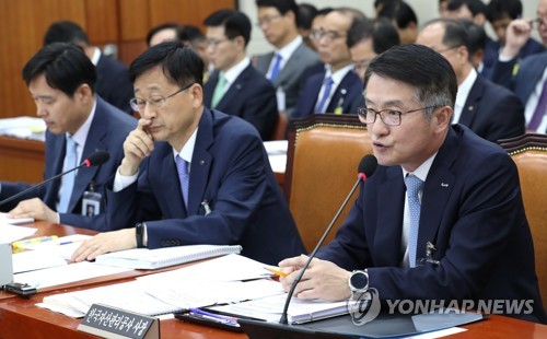 질의 답변하는 문창용 한국자산관리공사 사장