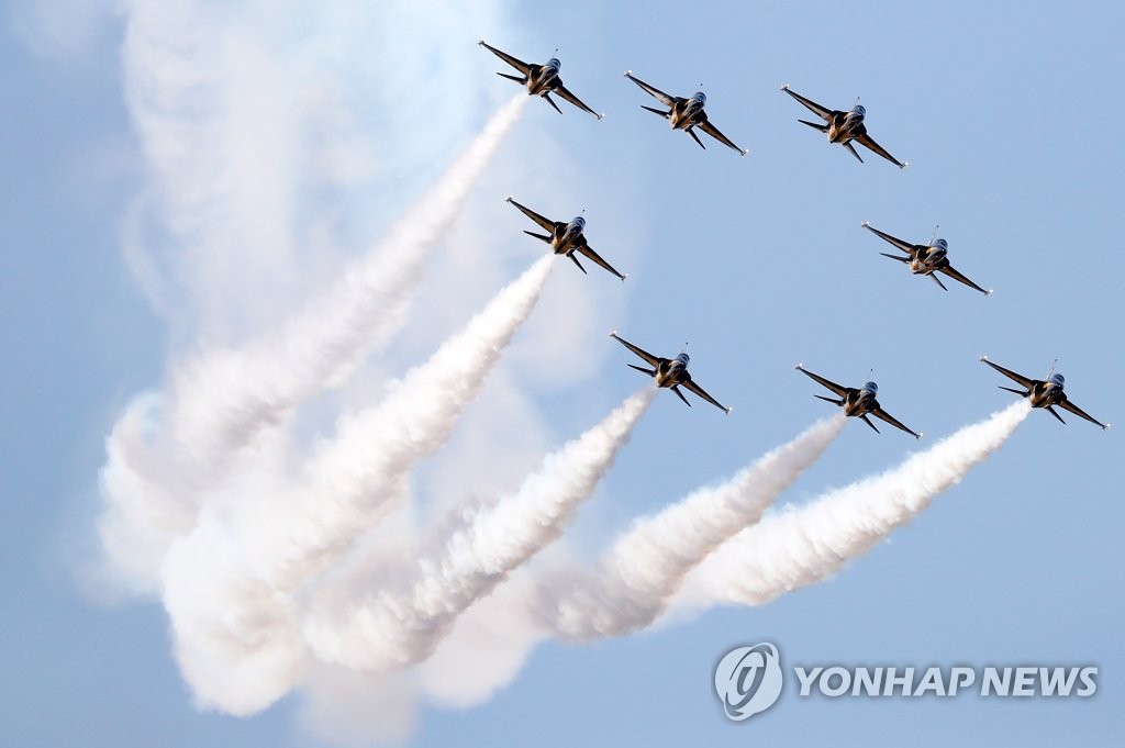 축하비행 펼치는 블랙이글스