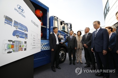 수소 청소트럭 설명 듣는 문 대통령