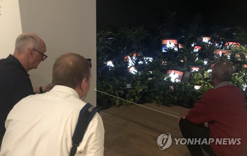 백남준 'TV정원'을 들여다보는 사람들