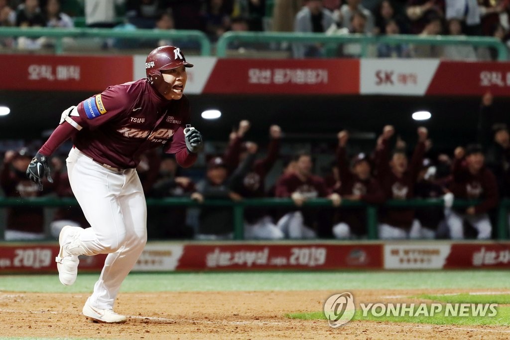 Song Sung-mun of the Kiwoom Heroes heads to first base after his pinch-hit double against the SK Wyverns in the top of the eighth inning of Game 2 of the second round Korea Baseball Organization (KBO) playoff series at SK Happy Dream Park in Incheon, 40 kilometers west of Seoul, on Oct. 15, 2019. (Yonhap)