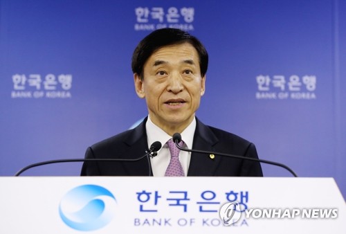 금리인하 배경 설명하는 이주열 한은 총재