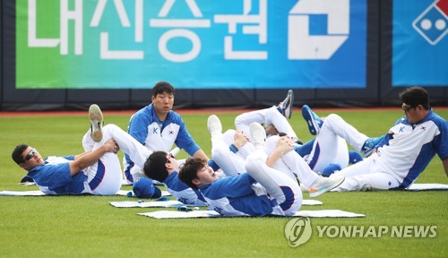 훈련하는 야구 국가대표 선수들