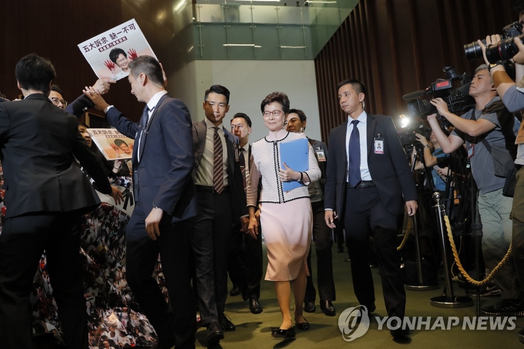 시정연설 위해 입법회 도착한 홍콩 행정장관